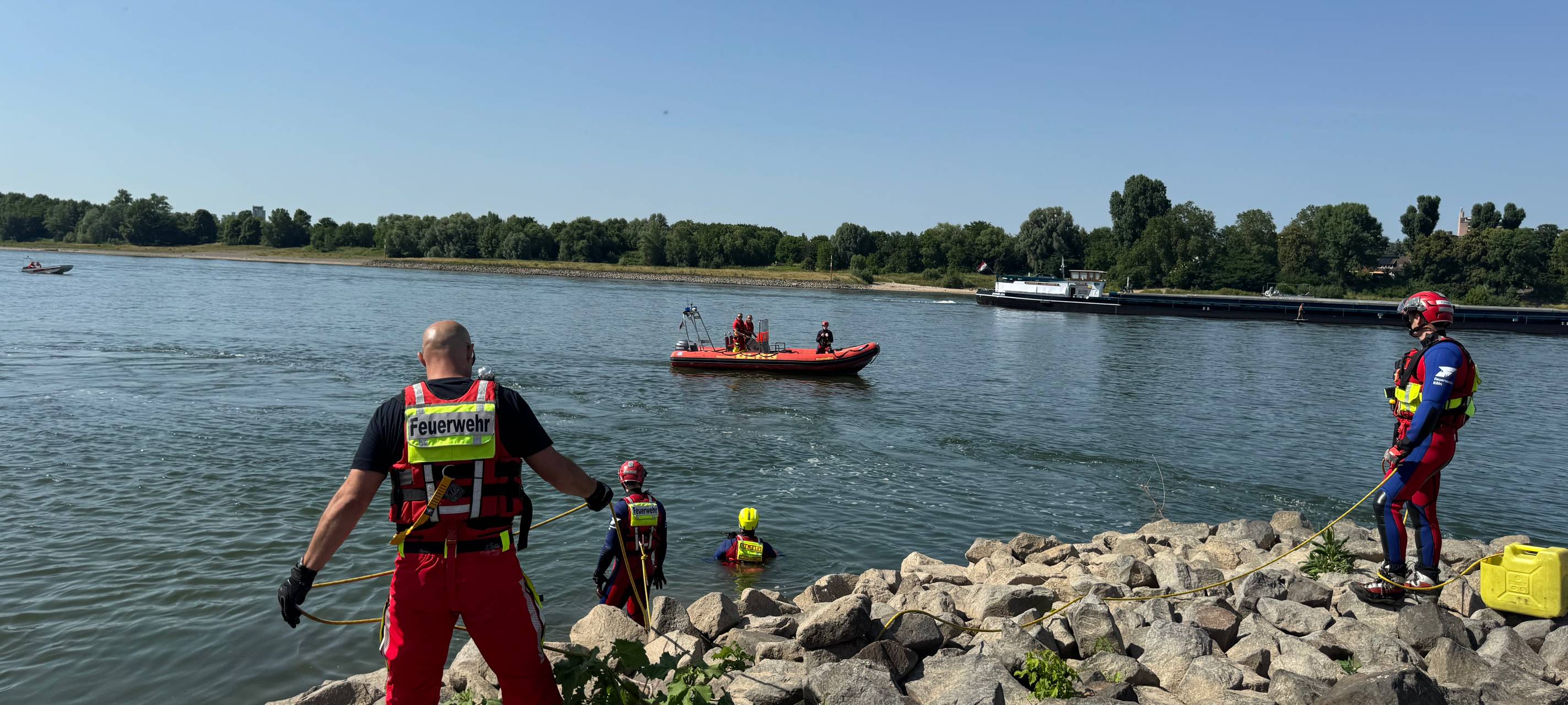 Niedriger Rheinpegel bringt Müll ans Ufer