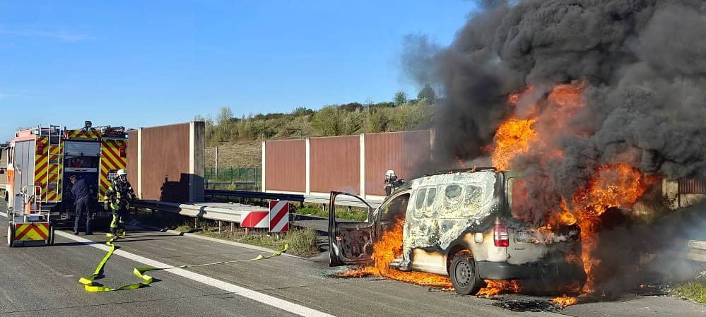 Flammen auf der A4 bei Kerpen: Autobrand sorgt für Sperrung